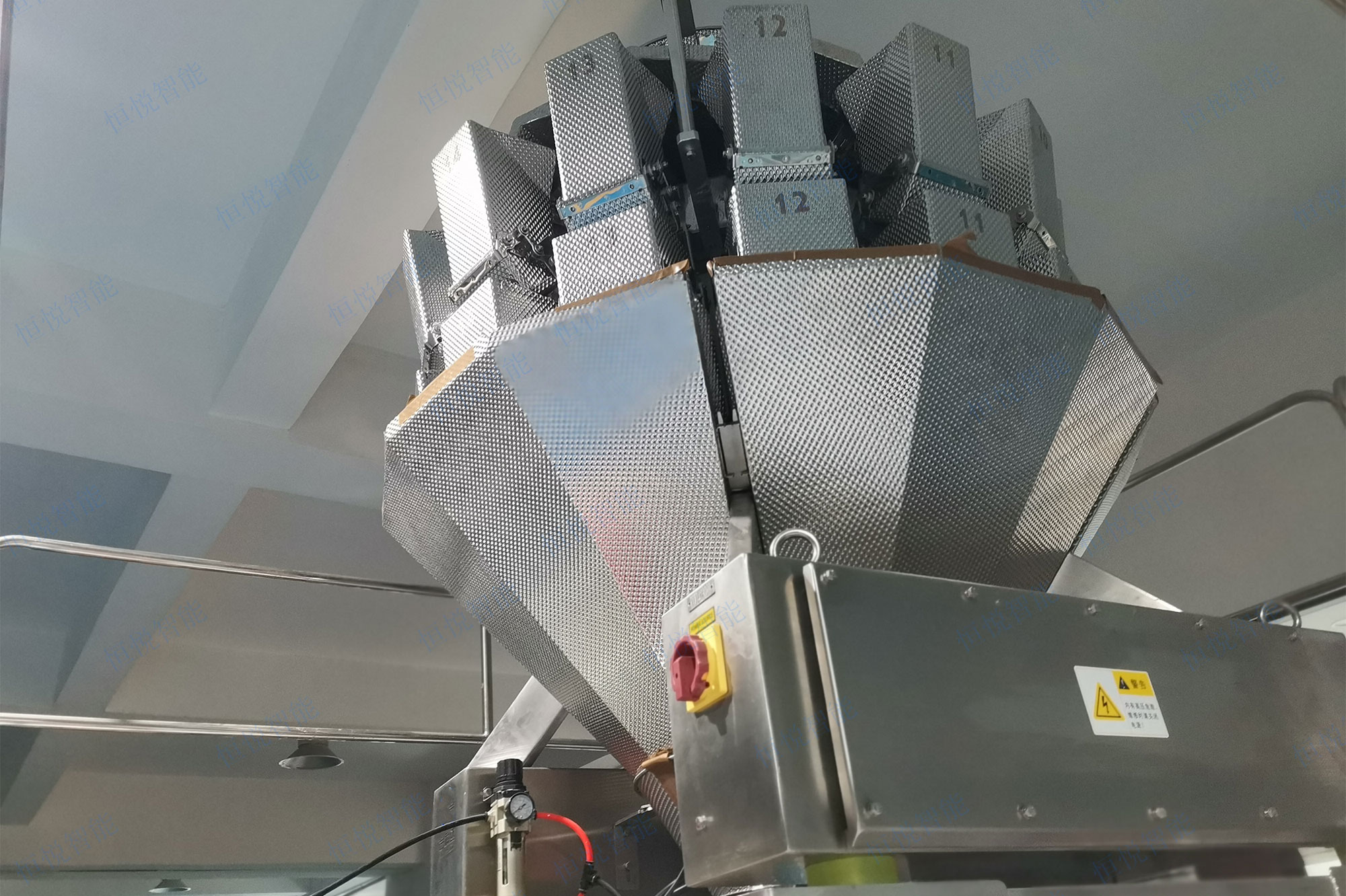 土豆粉自動包裝機采用十四頭電腦組合秤自動定量稱重