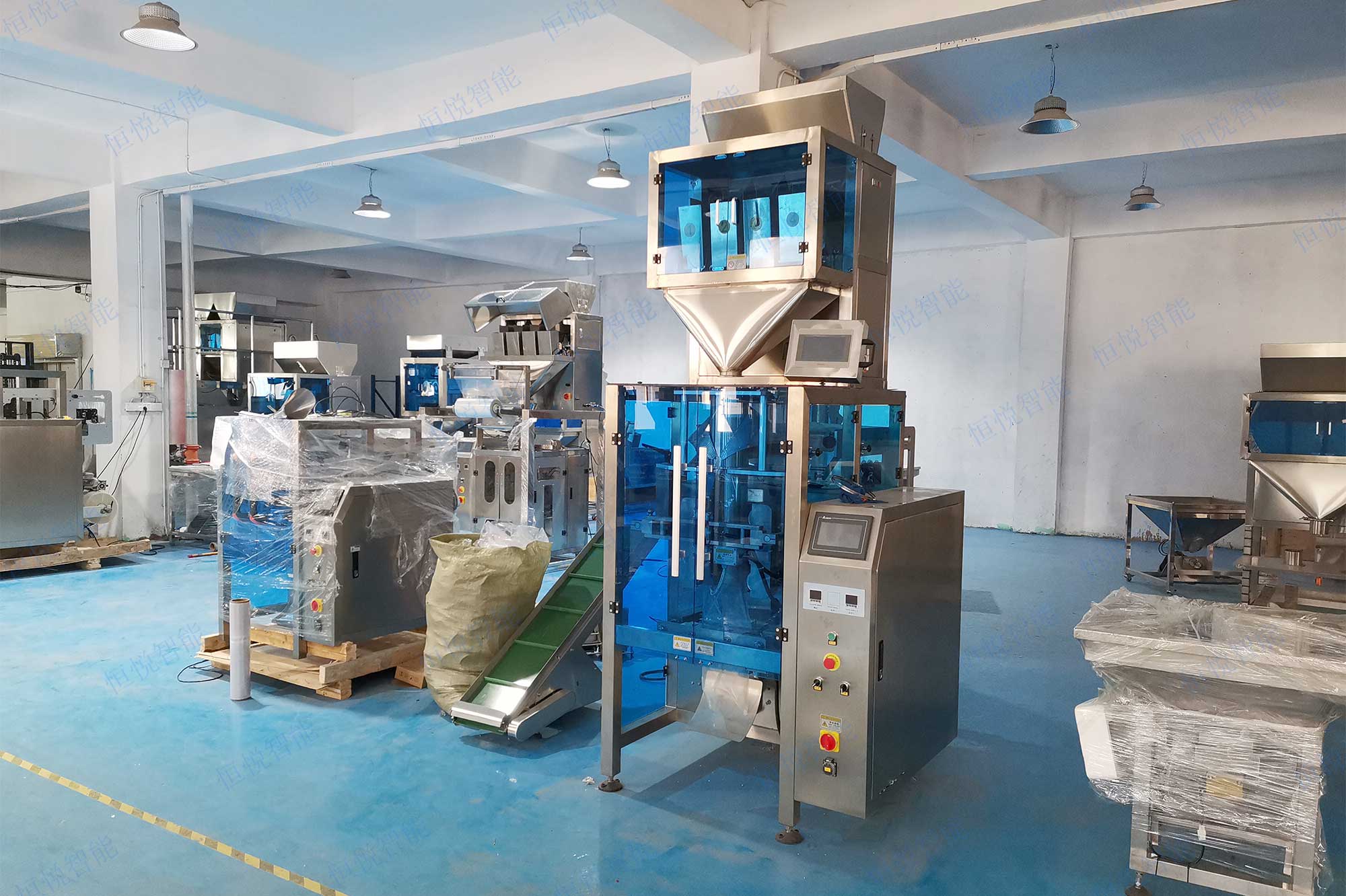 全自動顆粒稱重包裝機械設備是一種機械給料裝置與傳感器稱重裝置結合的一種定量裝袋機械